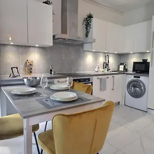 P&r1, One Bedroom, Center Apartment
